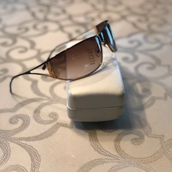 versace round sunglasses gold